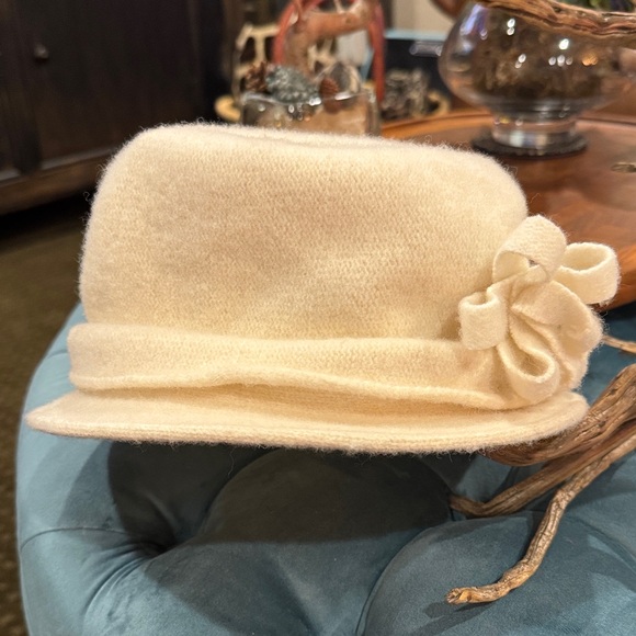 seeberger Accessories - Elegant Cream Wool Hat with Flower Accent
